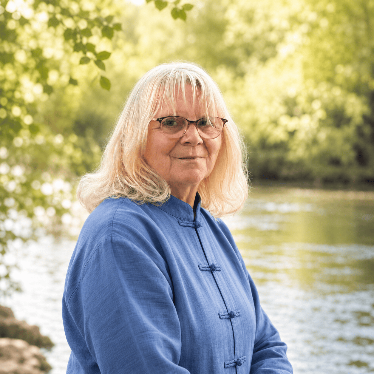 Noëlle, professeure de Qi Gong à Marolles-en-Hurepoix, portrait en extérieur au bord de l'eau